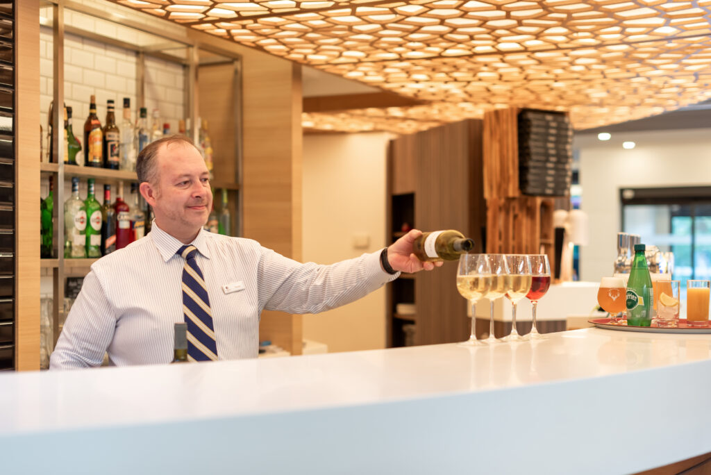 Cocktail d’entreprise ou dîner assis ? Nos conseils pour faire le bon choix à l’hôtel