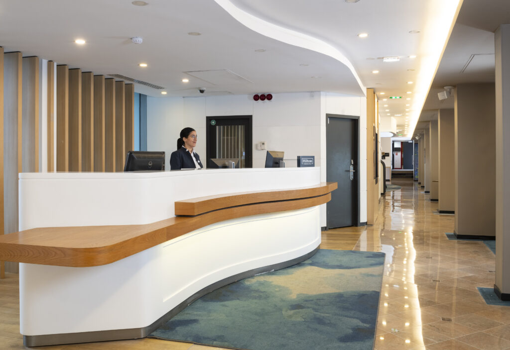 Accueil et lobby de l'hôtel DoubleTree by Hilton Paris Bougival