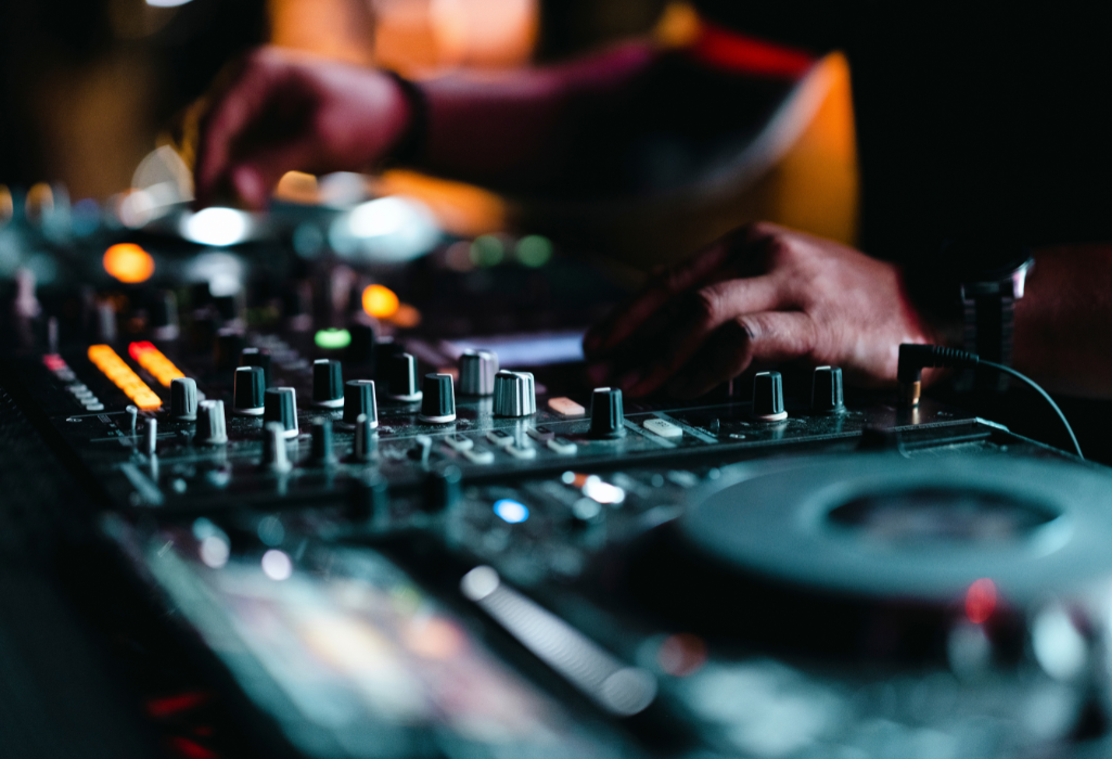 DJ, live band ou playlist ? Quelle ambiance musicale choisir pour votre soirée professionnelle ?